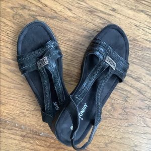 Minnetonka SANDALS Size 7 cute Metal Detailing